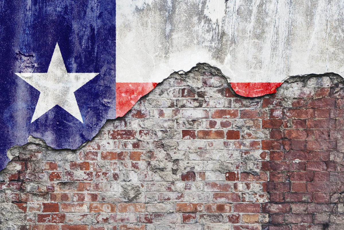Texas flag painted on brick wall – Fort Worth Brick Repair masonry craftsmanship and Texas pride in Tarrant County